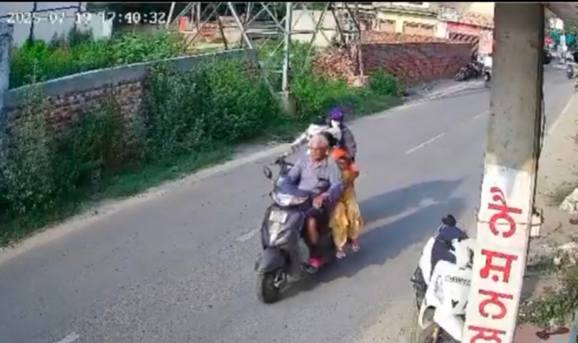 वरिष्ठ साहित्यकार की पत्नी की बालियां छीनकर भागे झपटमार