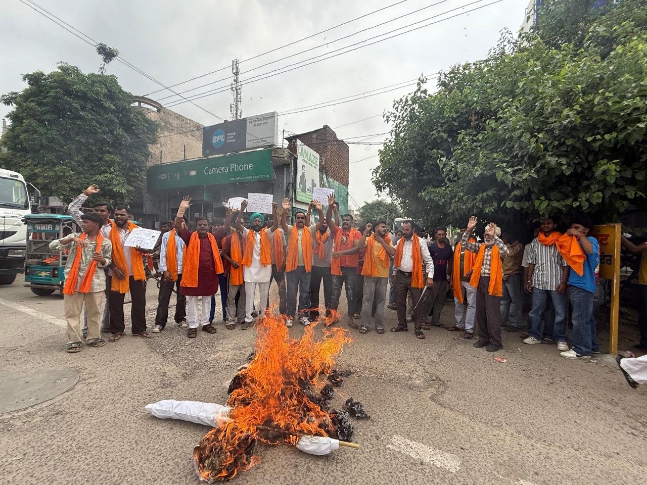 युवाओं को जागरूक करते हुए शिवसेना समाजवादी ने फूंका नशों का पुतला