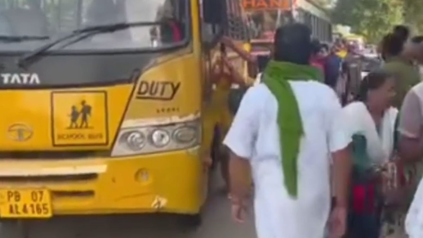 पंजाब में बच्चों को लेकर जा रही स्कूल बस और राजधानी बस के बीच हुई टक्कर, बीच सड़क मच गई चीख पुकार