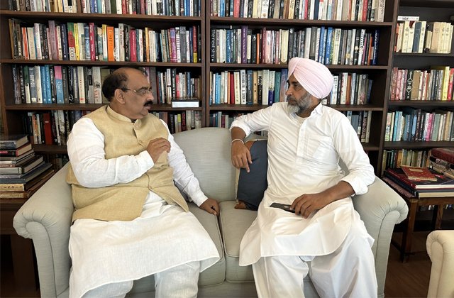 पूर्व मंत्री मनप्रीत सिंह बादल से मिलने पहुंचे भाजपा कार्यकारी के प्रधान अश्विनी कुमार शर्मा   गठजोड़ को लेकर हुई बात...