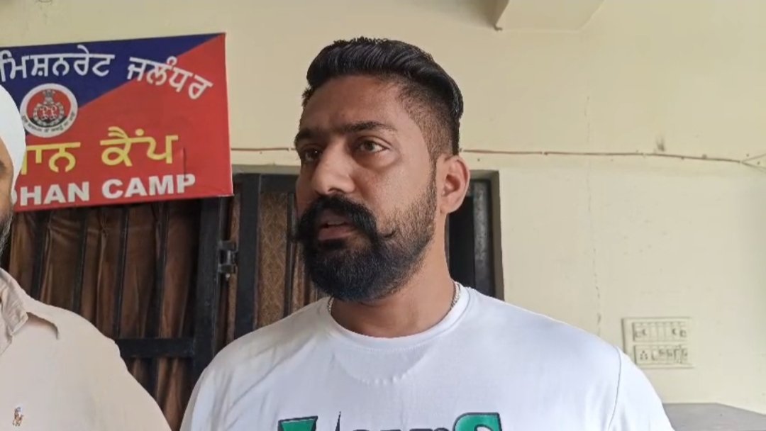 जालंधर: मिलाप चौक के पास बाइक सवार युवक को घेरा  खुद को बैंक मुलाजिम बताकर धमकाया,जांच में जुटी पुलिस   पढ़ें पूरी खबर 