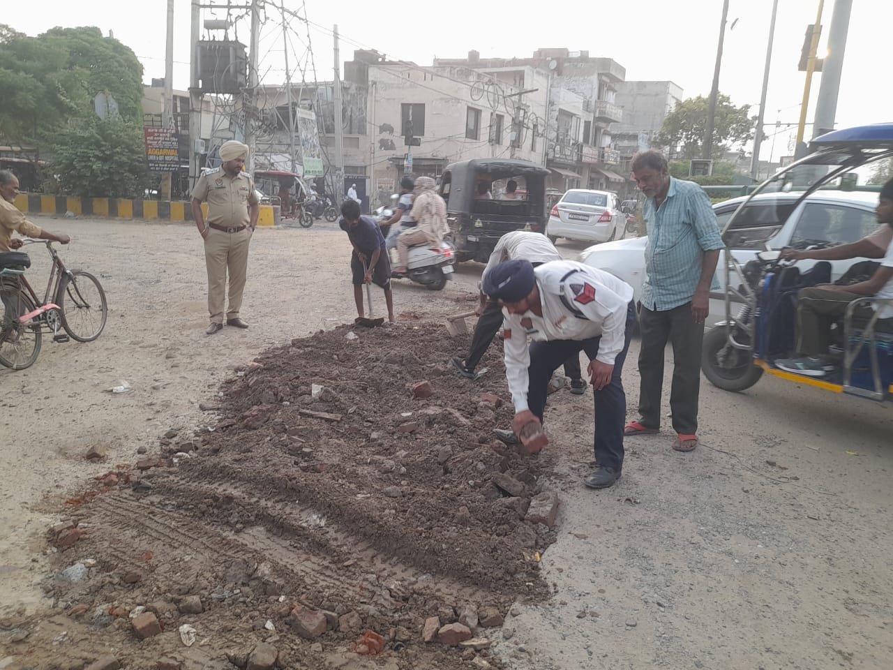 ਟ੍ਰੈਫਿਕ ਪੁਲਿਸ ਨੇ ਖੁਦ ਸ੍ਰੀ ਗੁਰੂ ਰਵਿਦਾਸ ਚੌਕ ਸਰਫੇਸ ਵਾਟਰ ਪ੍ਰੋਜੈਕਟ ਨਾਲ ਖ਼ਰਾਬ ਹੋਈ ਸੜਕ ਤੇ ਮਿੱਟੀ ਪਾ ਕੇ ਰਾਹ ਠੀਕ ਕੀਤਾ ।