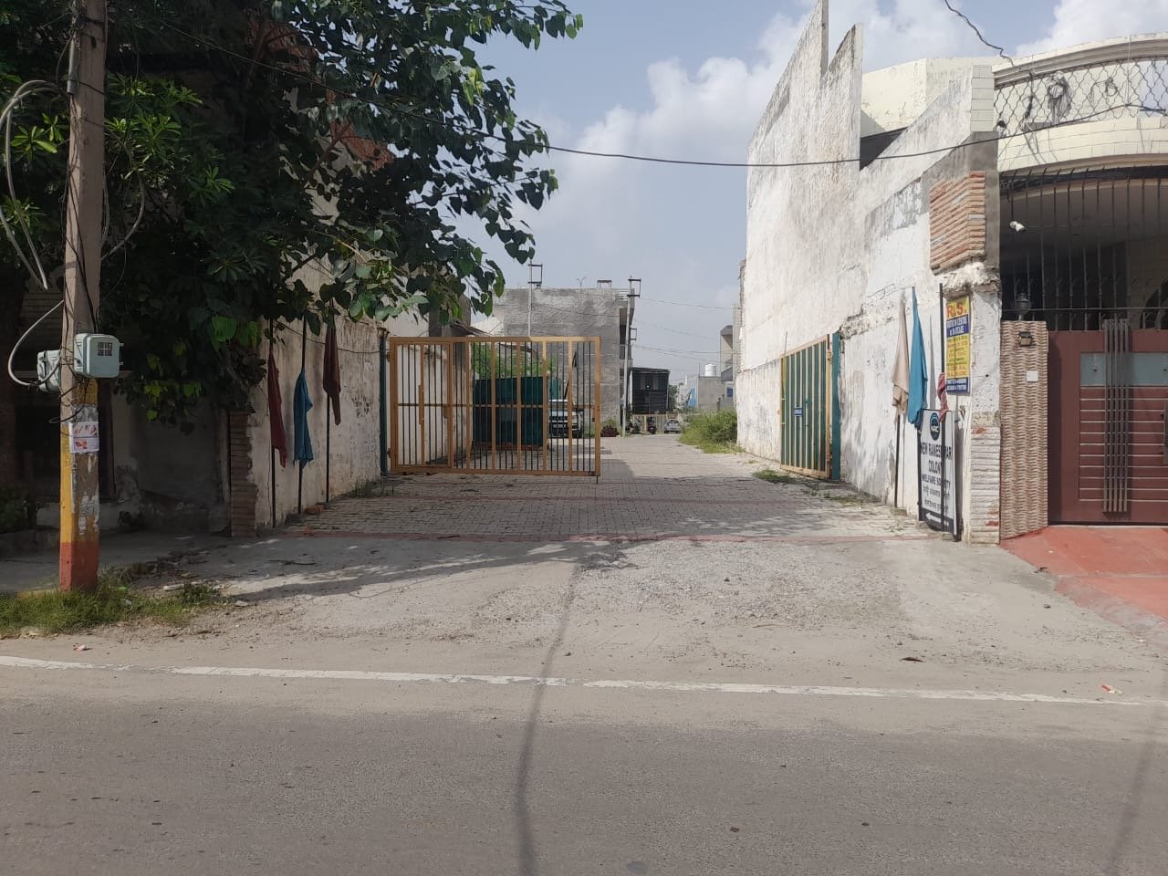 ਕਲੋਨਾਜਰ ਨੇ ਨਿਊ ਰਮੇਸ਼ਵਰ ਕਲੋਨੀ ਵਿੱਚ ਸਰਕਾਰੀ ਜਮੀਨ ਵੀ ਆਪਣੇ ਨਾਲ ਰੱਲਾ ਲਈ । 