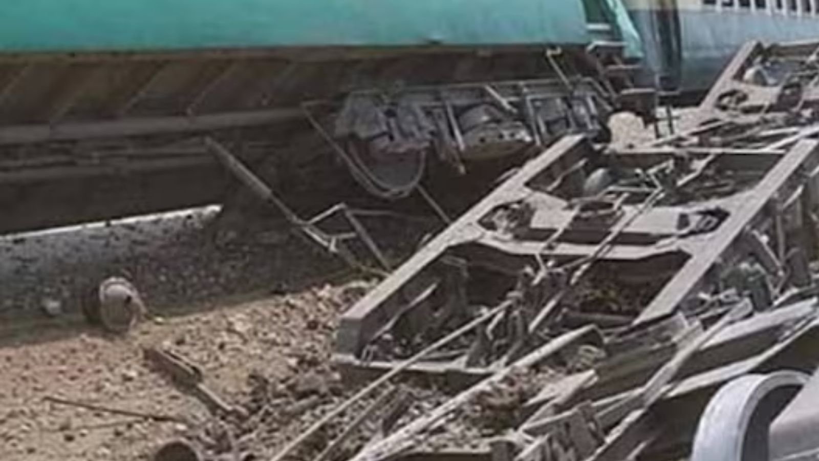 चलती ट्रेन में जबरदस्त ब्लास्ट, 6 डिब्बे पटरी से उतरे, 350 लोग सवार थे 