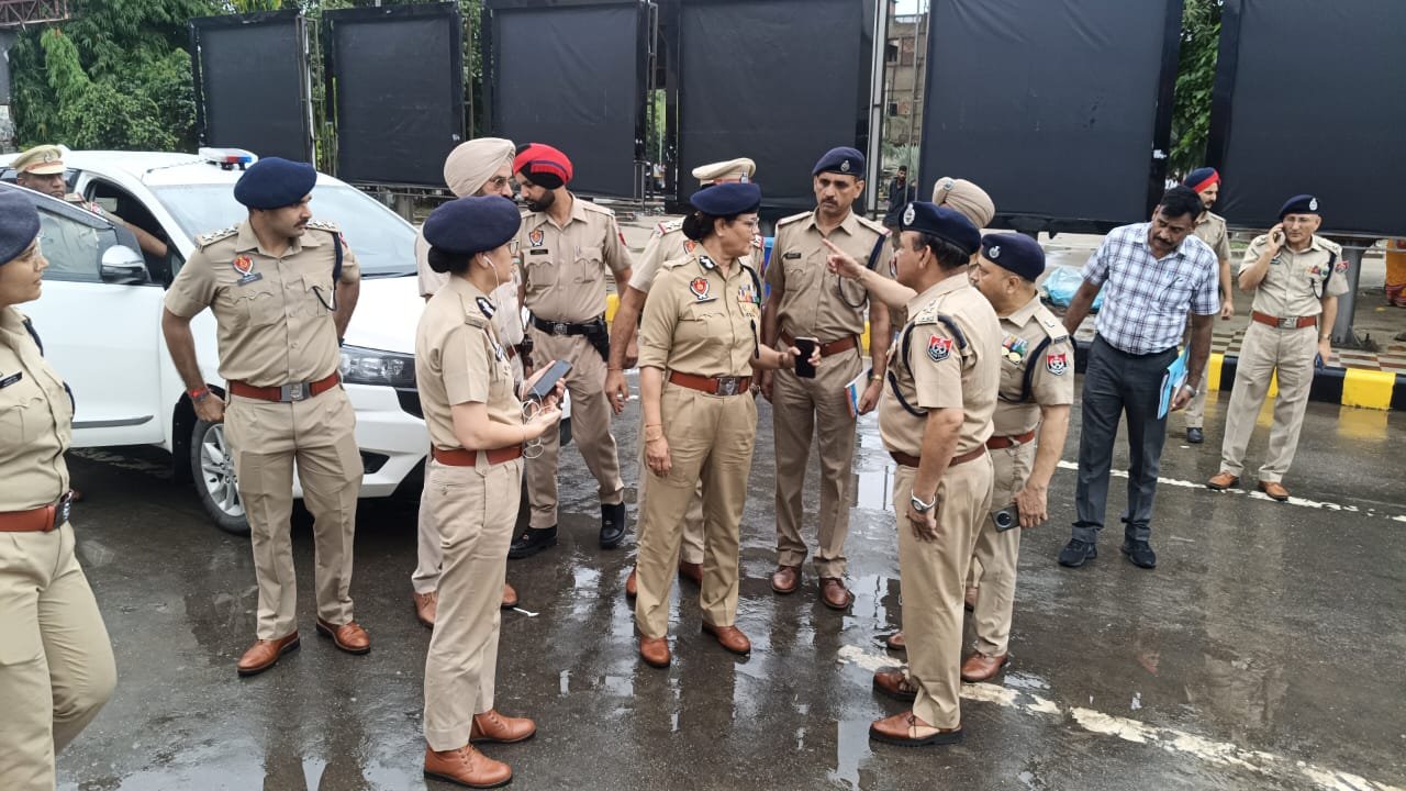 जालंधर में चप्पे-चप्पे पर कड़ी सुरक्षा   पुलिस ने रेलवे स्टेशनों पर चलाया तलाशी अभियान   पढ़ें पूरी खबर 