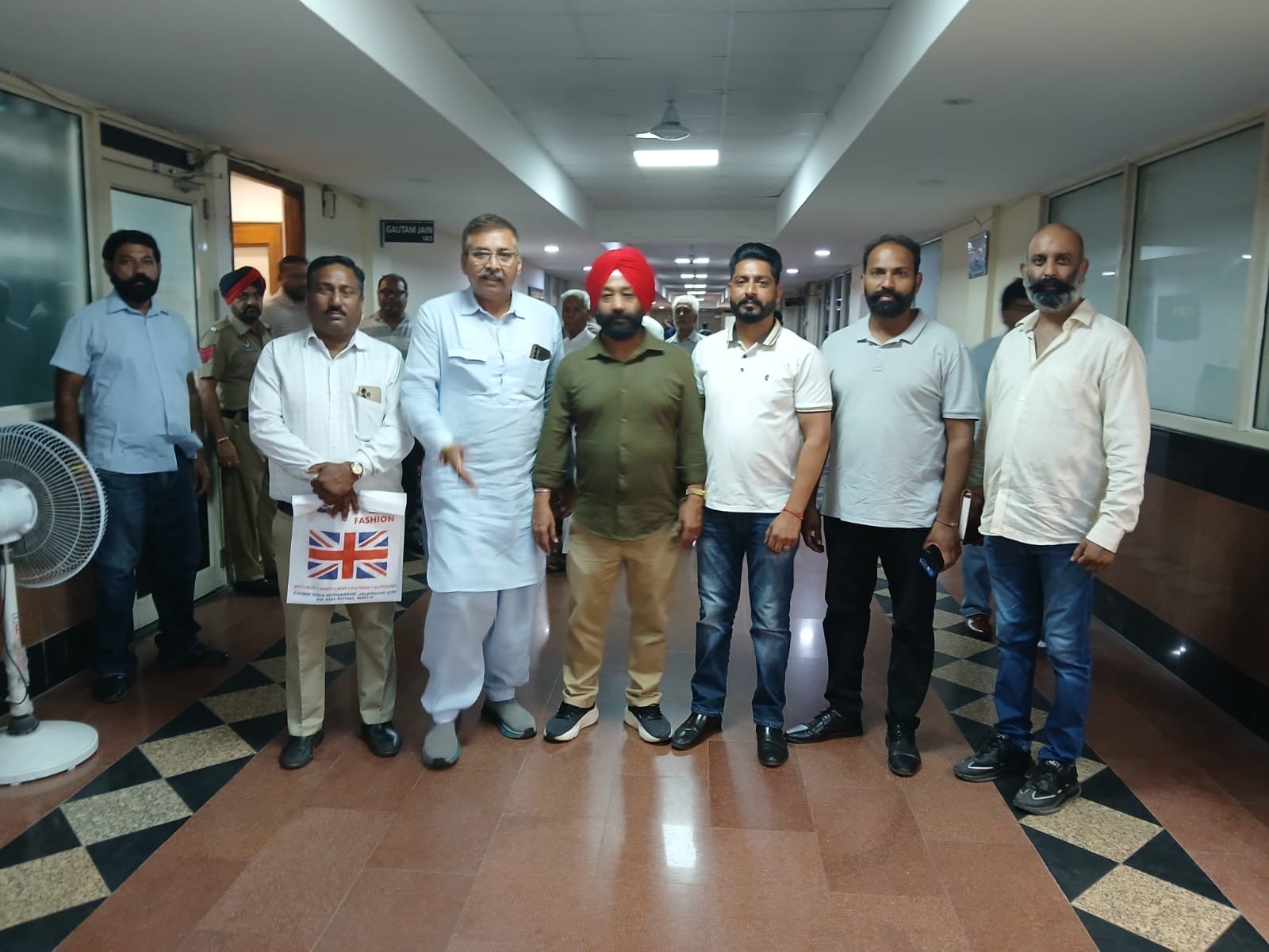 ਉਦਘਾਟਨੀ ਪੱਥਰਾਂ ਉੱਤੇ ਜਿੱਤੇ ਹੋਏ ਕੌਂਸਲਰਾਂ ਦੀ ਵਜਾਏ ਹਾਰੇ ਹੋਏ ਆਮ ਆਦਮੀ ਪਾਰਟੀ ਦੇ ਉਮੀਦਵਾਰ ਅਤੇ  ਜਿੱਤੇ ਹੋਏ ਵਿਧਾਇਕ ਦੀ ਥਾਂ ਤੇ ਉਹਨਾਂ ਤੋਂ ਹਾਰੇ ਹੋਈਆਂ ਦਾ ਨਾਂ ਲਿਖਣ ਤੇ ਕਾਂਗਰਸੀ ਭੜਕੇ ।