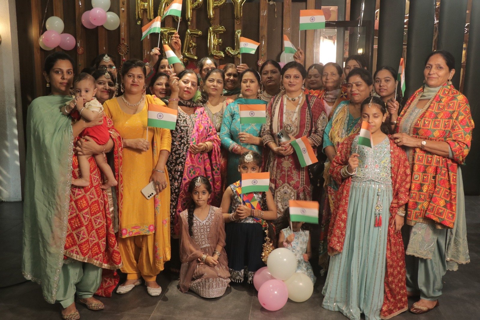 आजादी के जश्न गिद्दा, भांगड़ा और अन्य मनोरंजक कार्यक्रम का आयोजन कर के मनाया ।