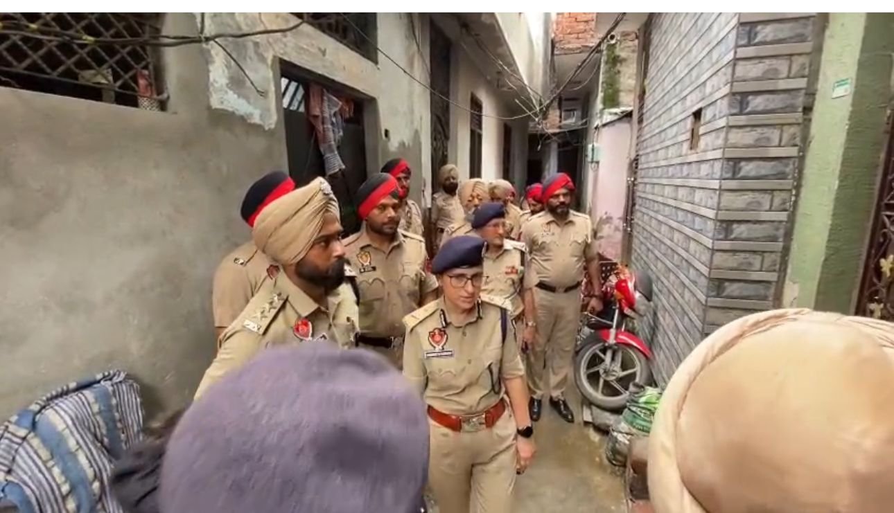 जालंधर पुलिस कमिश्नर धनप्रीत कौर एक्शन में, नशा तस्करों के घर खुद पहुंची तलाशी लेने, देखें Video