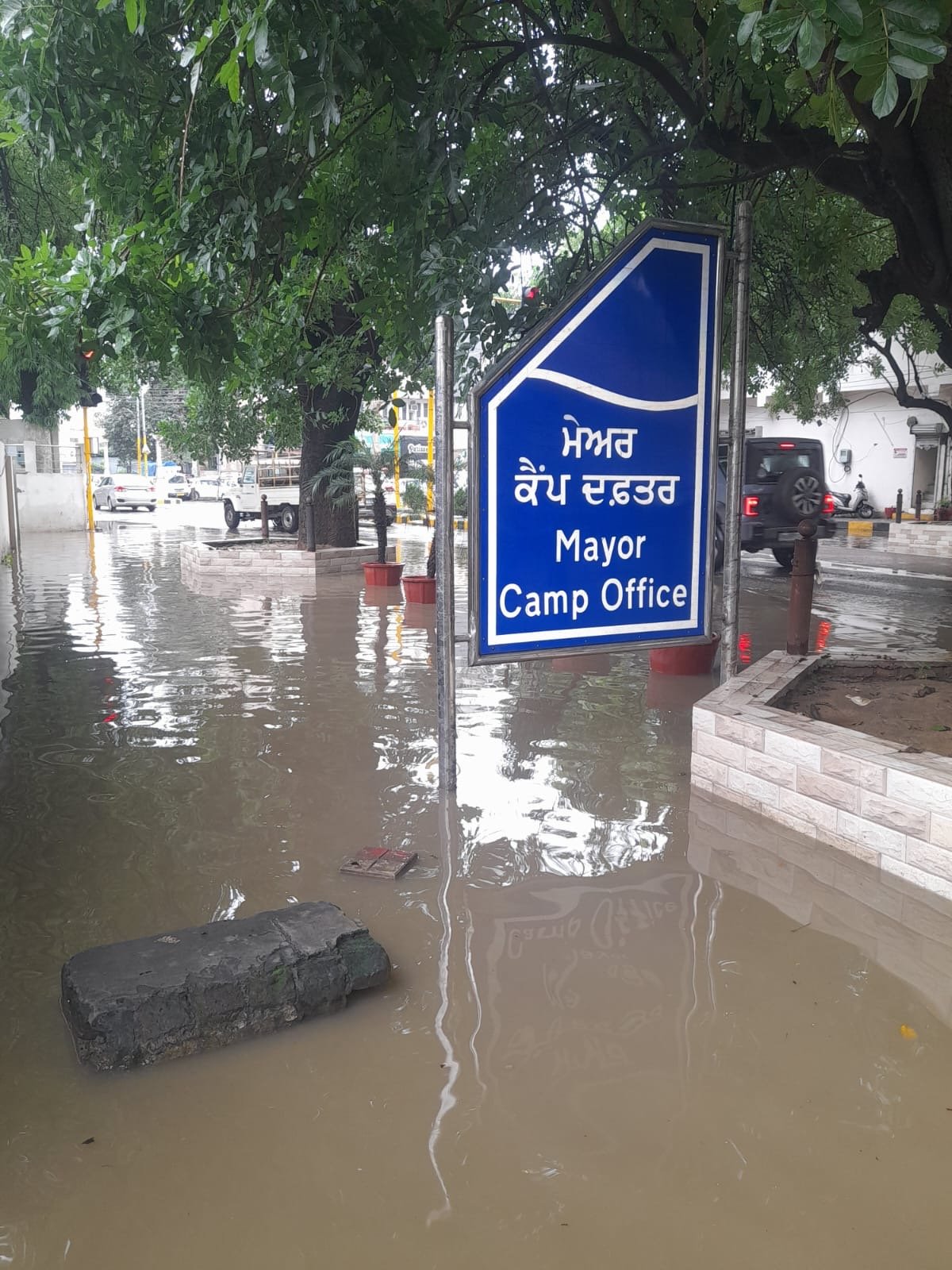 ਨਗਰ ਨਿਗਮ ਵਿੱਚ ਮੇਅਰ ਦਾ ਸਰਕਾਰੀ ਘਰ ਅਤੇ ਨਗਰ ਨਿਗਮ ਕਮਿਸ਼ਨਰ ਦਾ ਘਰ ਦੇ ਬਾਹਰ ਜਲਭਰਾਵ ਦੱਸਦਾ ਹੈ ਕਿ ਪ੍ਰਸ਼ਾਸ਼ਨ ਕਿੰਨਾ ਗੰਭੀਰ ਹੈ 