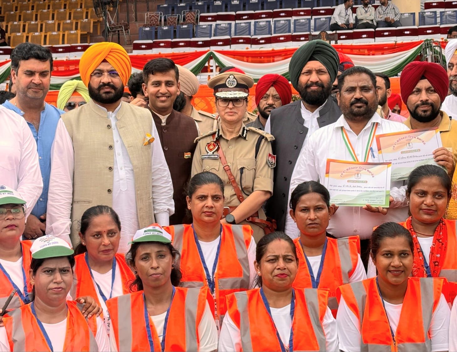 विबादिस्त कूड़े के डम्पो को खत्म करने पर जिला प्रशासन ने किया सैंट्री इंस्पेक्टर अशोक भील को सन्मानित किया । 