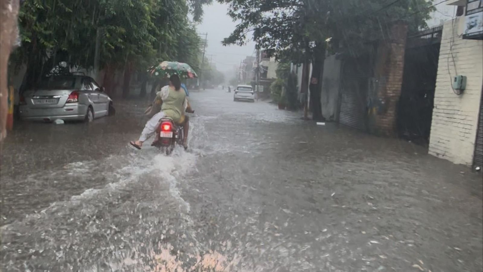 बारिश के बाद जालंधर शहर डूबा, पंजाब पर बाढ़ का खतरा मंडराया, देखें Video 