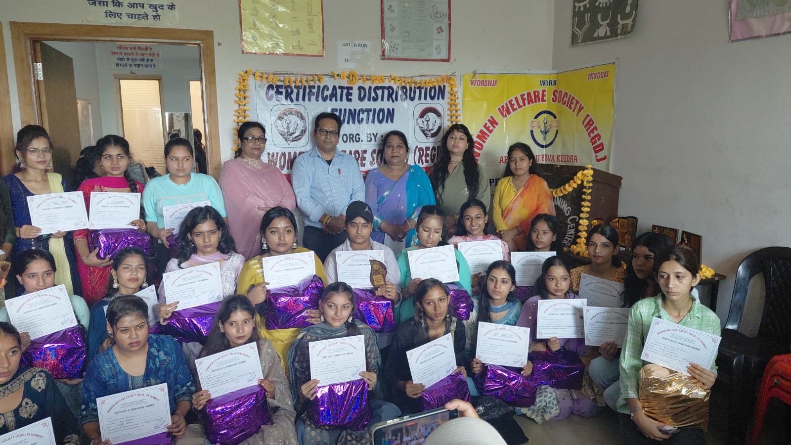 वूमेन वेलफेयर सोसाइटी की ओर से प्रमाण पत्र के साथ-साथ 25 सिलाई मशीने व 25 ब्यूटी किटस छात्रों को की वितरण   जरूरतमंद व मेहनती लड़कियों का उत्थान ही हमारा मुख्य उद्देश्य:आशा भगत  पढ़ें पूरी खबर