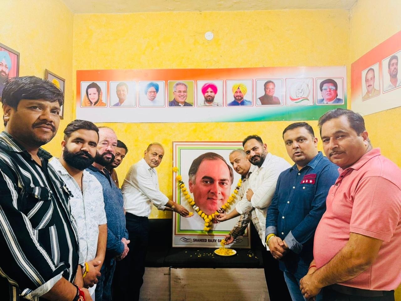 ਜਿਲਾ ਪ੍ਰਧਾਨ ਰਜਿੰਦਰ ਬੇਰੀ ਦੀ ਅਗਵਾਈ ਹੇਠ ਕਾਂਗਰਸ ਭਵਨ ਵਿਖੇ ਸਾਬਕਾ ਪ੍ਰਧਾਨ ਮੰਤਰੀ ਰਾਜੀਵ ਗਾਂਧੀ ਦੀ ਜੈਅੰਤੀ ਮਨਾਈ । 