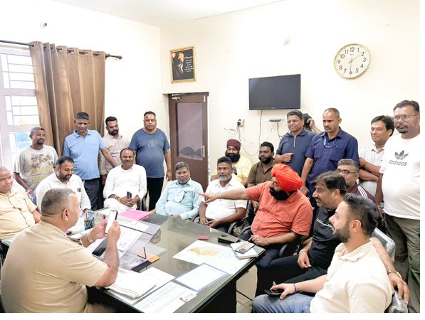 "ਭਾਜਪਾ ਦੇ ਸੀਨੀਅਰ ਨੇਤਾ ਹਲਕਾ ਇੰਚਾਰਜ ਜਲੰਧਰ ਕੇਂਟ ਅਤੇ ਸਾਬਕਾ ਐਮ ਐਲ ਏ ਸਰਬਜੀ ਸਿੰਘ ਮੱਕੜ ਨੂੰ ਕੀਤਾ ਪੰਜਾਬ ਪੁਲਸ ਨੇ ਗਿਰਫ਼ਤਾਰ"