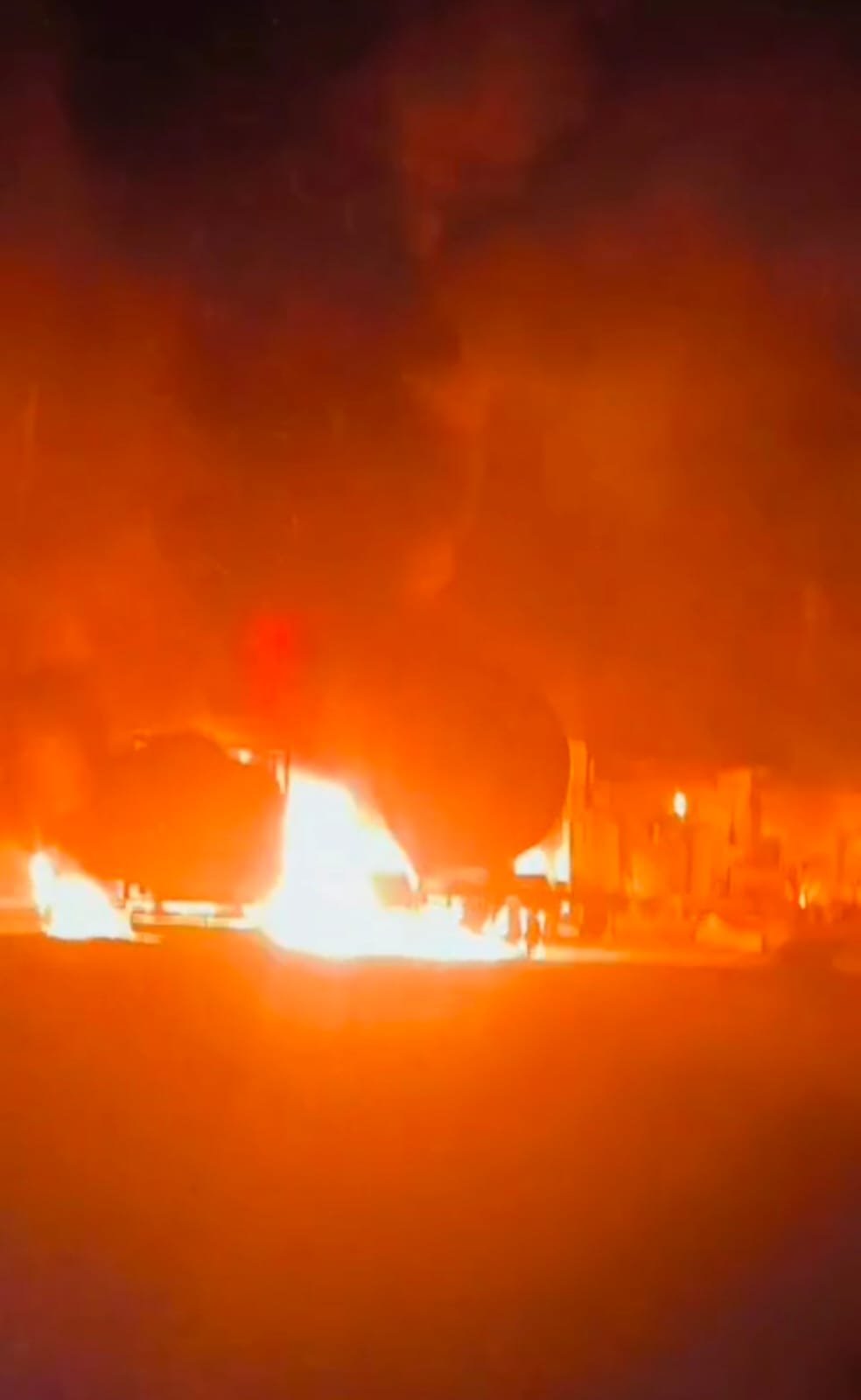 देर रात दर्दनाक हादसा   पंजाब में LPG टैंकर में हुआ ब्लास्ट   आग के गोले में तब्दील हुआ गांव, दो की हुई मौत, 100 से अधिक लोग झुलसे  पढ़ें पूरी खबर 