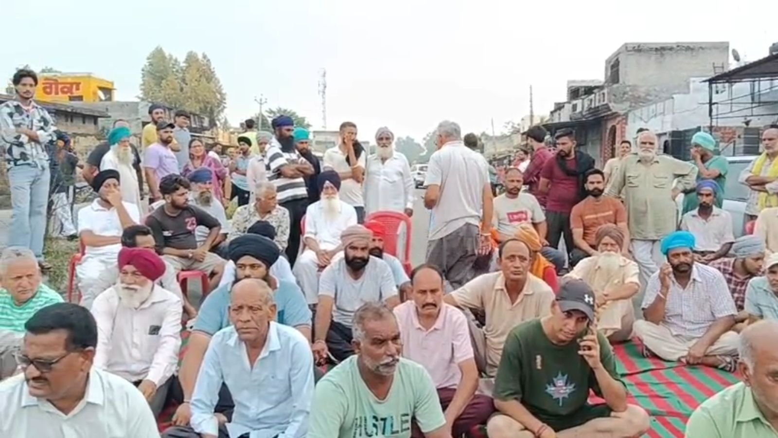 टैंकर ब्लास्ट मामले में लोगों ने जालंधर-होशियारपुर रोड किया जाम, लगाया धरना, जांच की मांग की, देखें Video