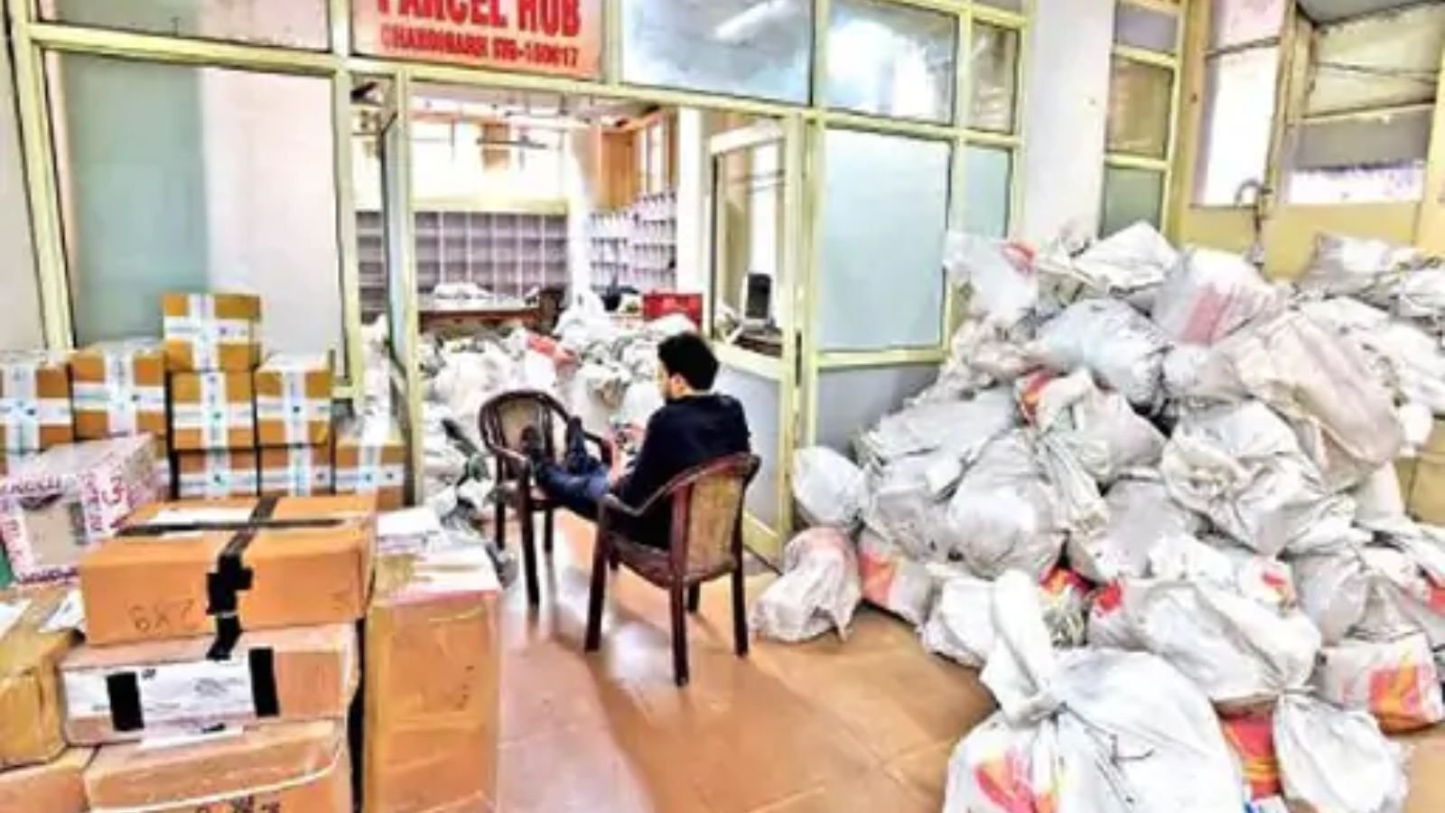 अमेरिका के टैरिफ टैक्स का भारत का एक्शन, US के लिए बंद की सर्विस, पड़ेगा असर