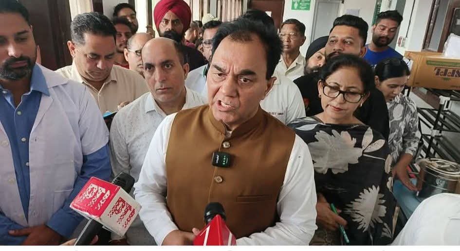 ਕੈਬਨਿਟ ਮੰਤਰੀ ਡਾ. ਰਵਜੋਤ, ਸੰਸਦ ਮੈਂਬਰ ਚੱਬੇਵਾਲ ਅਤੇ ਵਿਧਾਇਕ ਜਿੰਪਾ ਨੇ ਜ਼ਖਮੀਆਂ ਨੂੰ ਹਰ ਸੰਭਵ ਮਦਦ ਦਾ ਦਿੱਤਾ ਭਰੋਸਾ  ਇਲਾਜ ਵਿਚ ਕੋਈ ਕਮੀ ਨਹੀਂ ਆਉਣ ਦਿੱਤੀ ਜਾਵੇਗੀ : ਕੈਬਨਿਟ ਮੰਤਰੀ ਡਾ. ਰਵਜੋਤ ਸਿੰਘ