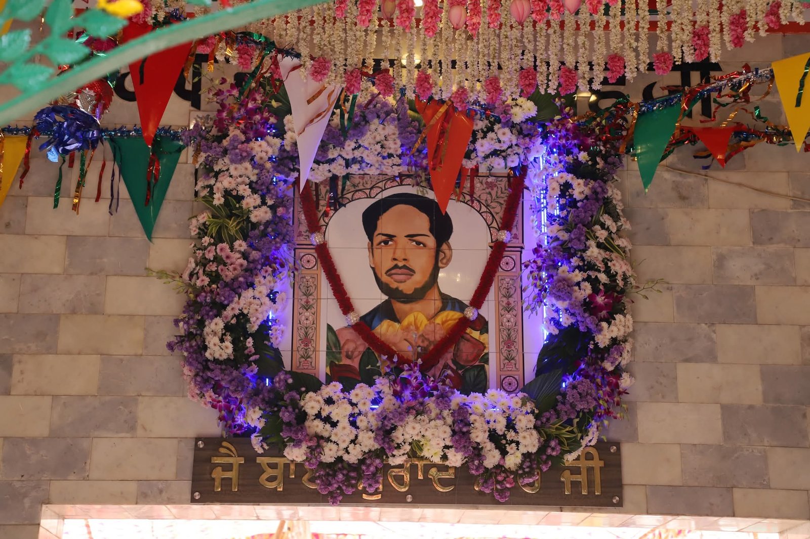 जयकारों की गूंज के बीच बाबा मुराद शाह का उर्स शुरू, उमड़े श्रद्धालु  पहले दिन हजारों श्रद्धालुओं ने गायक गुरदास मान की उपस्थिति में हुई झंडे की रस्म की अदा  सूफी गायकों ने माहौल बनाया सुफियाना   पढ़ें पूरी खबर 