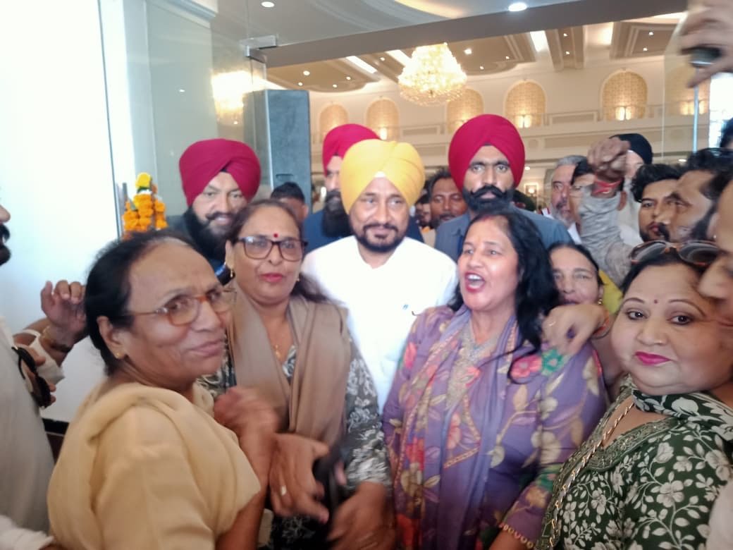 ਜਿਲਾ ਕਾਂਗਰਸ ਕਮੇਟੀ ਮਹਿਲਾ ਦੀ ਪ੍ਰਧਾਨ ਕੰਚਨ ਠਾਕੁਰ ਨੇ ਸਾਂਸਦ ਚਰਨਜੀਤ ਚੰਨੀ ਨਾਲ ਮੁਲਾਕਾਤ ਕੀਤੀ ।