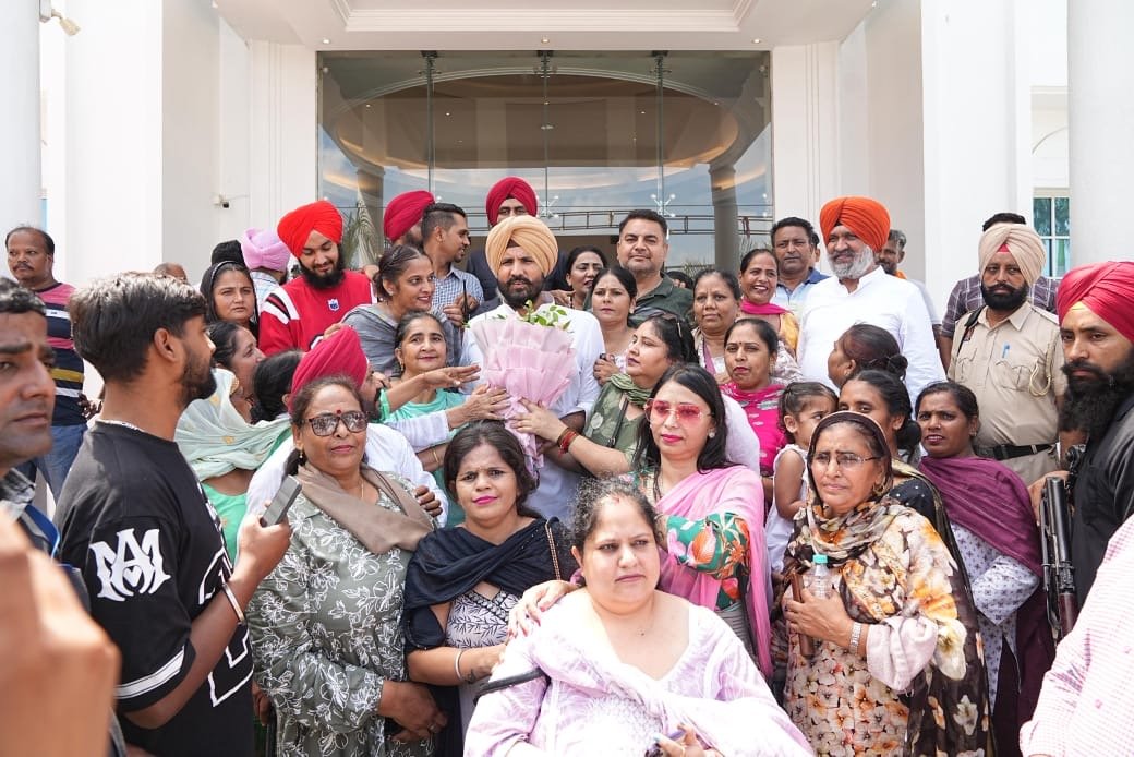 ਮਹਿਲਾ ਪੰਜਾਬ ਸਕੱਤਰ ਪਲਵੀ ਅਤੇ ਮੀਨੂ ਬੱਗਾ ਪੰਜਾਬ ਪ੍ਰਧਾਨ ਰਾਜਾ ਵੜਿੰਗ ਨੂੰ ਮਿਲੇ ।