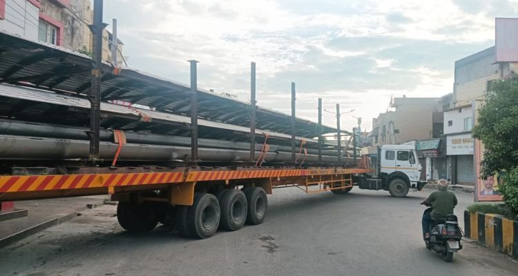 जालंधर में बड़ा हादसा होने से टला, लोहे से भरे ट्रक ने दुकान को मारी टक्कर, देखें Video