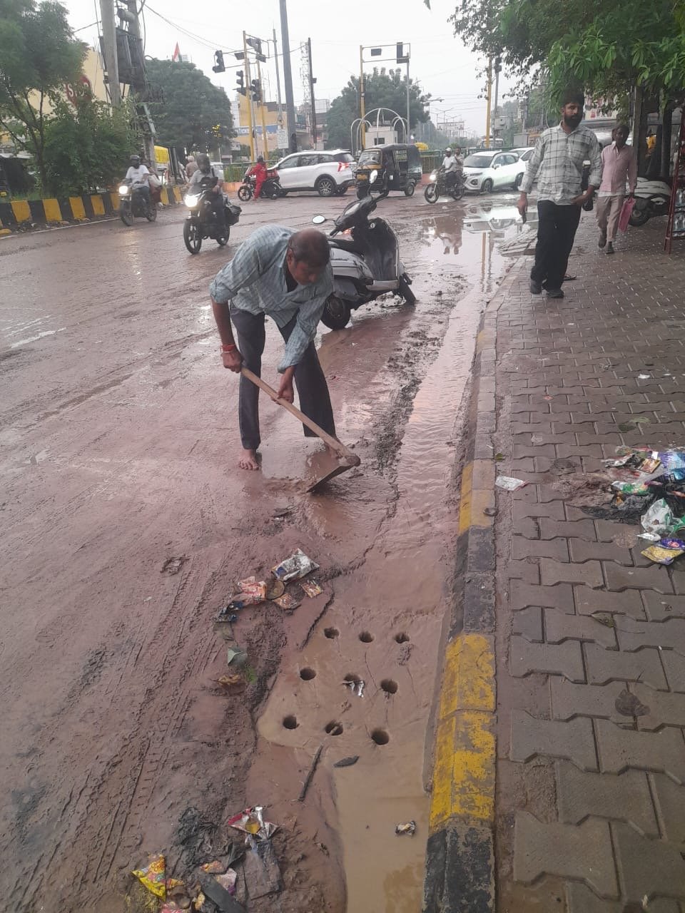 ਪਿਛਲੇ ਕਈ ਮਹੀਨਿਆਂ ਤੋਂ ਸ੍ਰੀ ਗੁਰੂ ਰਵਿਦਾਸ ਚੌਂਕ ਜਿਹੜੀ ਸੜਕ ਟੁੱਟੀ ਹੋਈ ਹੈ, ਗੱਡੀਆਂ ਵੀ ਟੋਇਆ ਵਿੱਚ ਫਸ ਕੇ ਨਿਕਲਦੀਆਂ ਹਨ । 