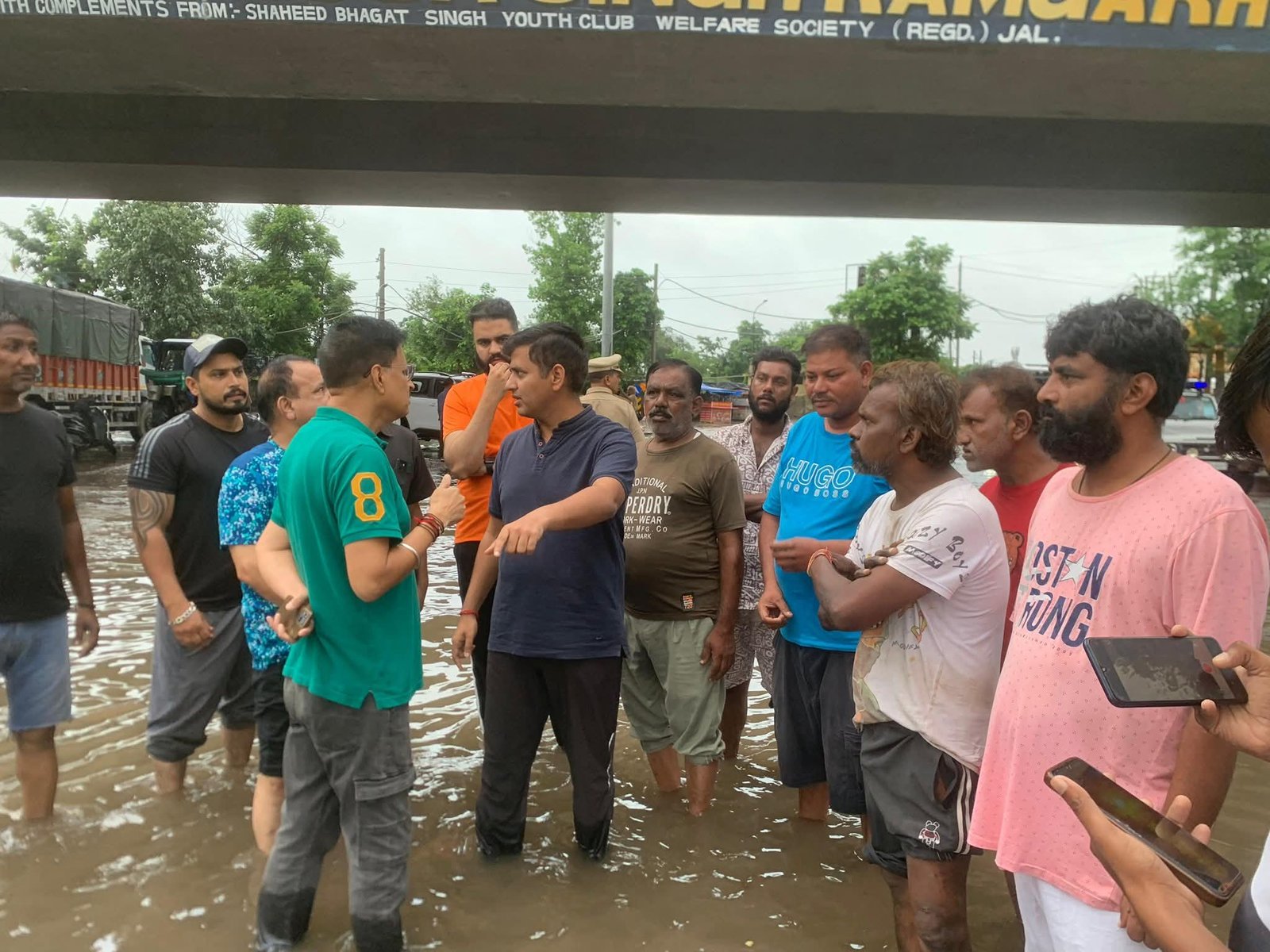 जालंधर में सड़कें बनी दरिया, गली-मोहल्लों में भरा पानी    तस्वीरों में देखें क्या है हाल  पढ़ें पूरी खबर 