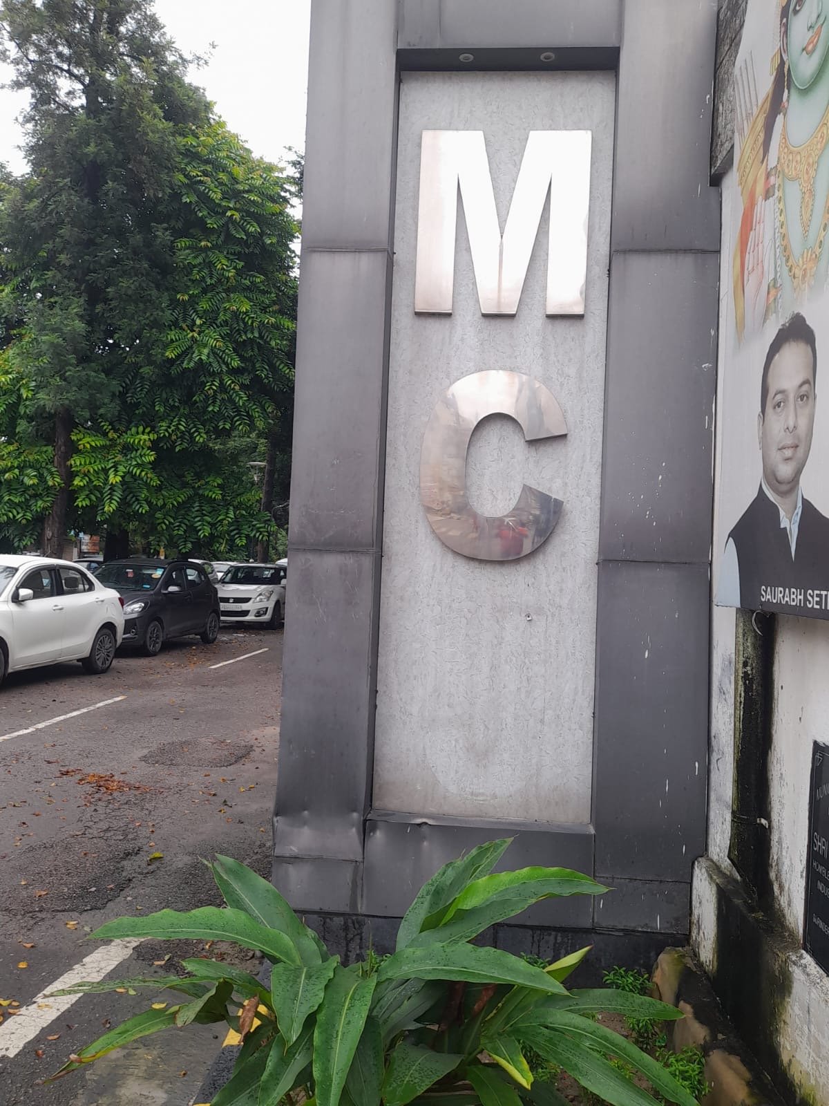 ਜੇ ਕੋ ਲੈ ਗਿਆ ਜੇ ਮੈਨੇ ਜਲੰਧਰ ਜਲੰਧਰ ਹੋ ਗਿਆ ਚੋਰੀ ਛੋਟੇ ਅੱਖਰਾਂ ਵਿੱਚ ਭਾਜੀ ਬੈਲਾਨ ਲਾ ਦਿਓ ਆਪਣੇ ਕੋਈ ਫੋਟੋ ਹੈ ।