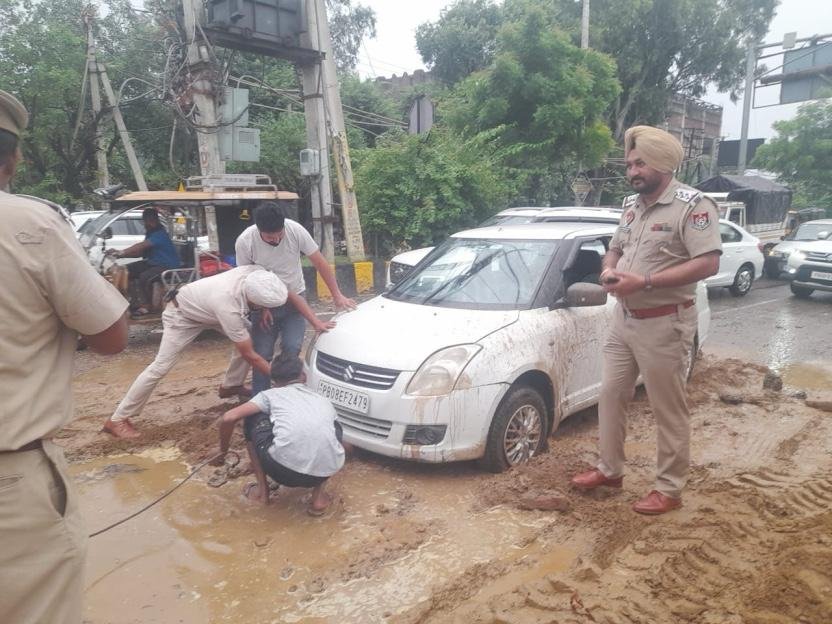 ਸਰਫੇਸ ਵਾਟਰ ਪ੍ਰਾਜੈਕਟ ਲਈ ਪੁੱਟੀ ਸੜਕ ਕਰਕੇ ਟਰੈਫਿਕ ਪੁਲਿਸ ਇੰਚਾਰਜ ਸੁਖਵਿੰਦਰ ਸਿੰਘ ਦੀ ਕਾਰ  ਫਸੀ ।