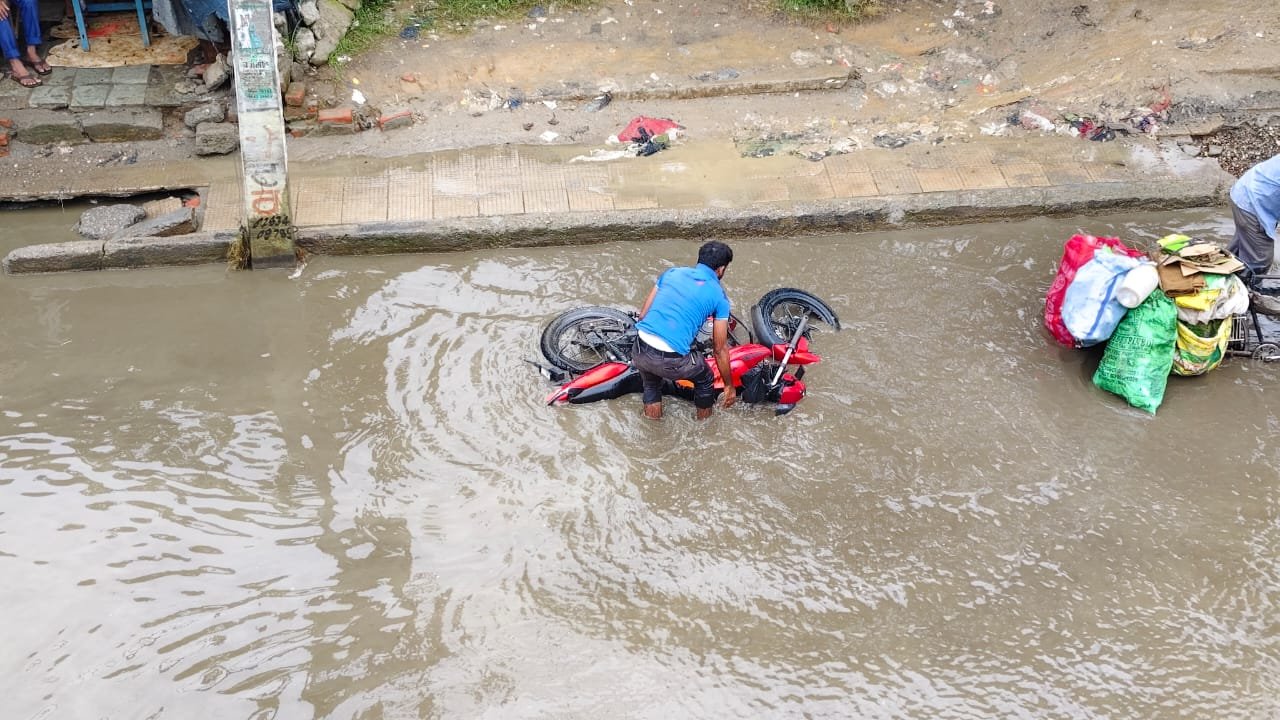 जान बचाएं या वाहन, भारी बारिश के कारण जालंधर का हुआ बुरा हाल   देखें तस्वीरें...