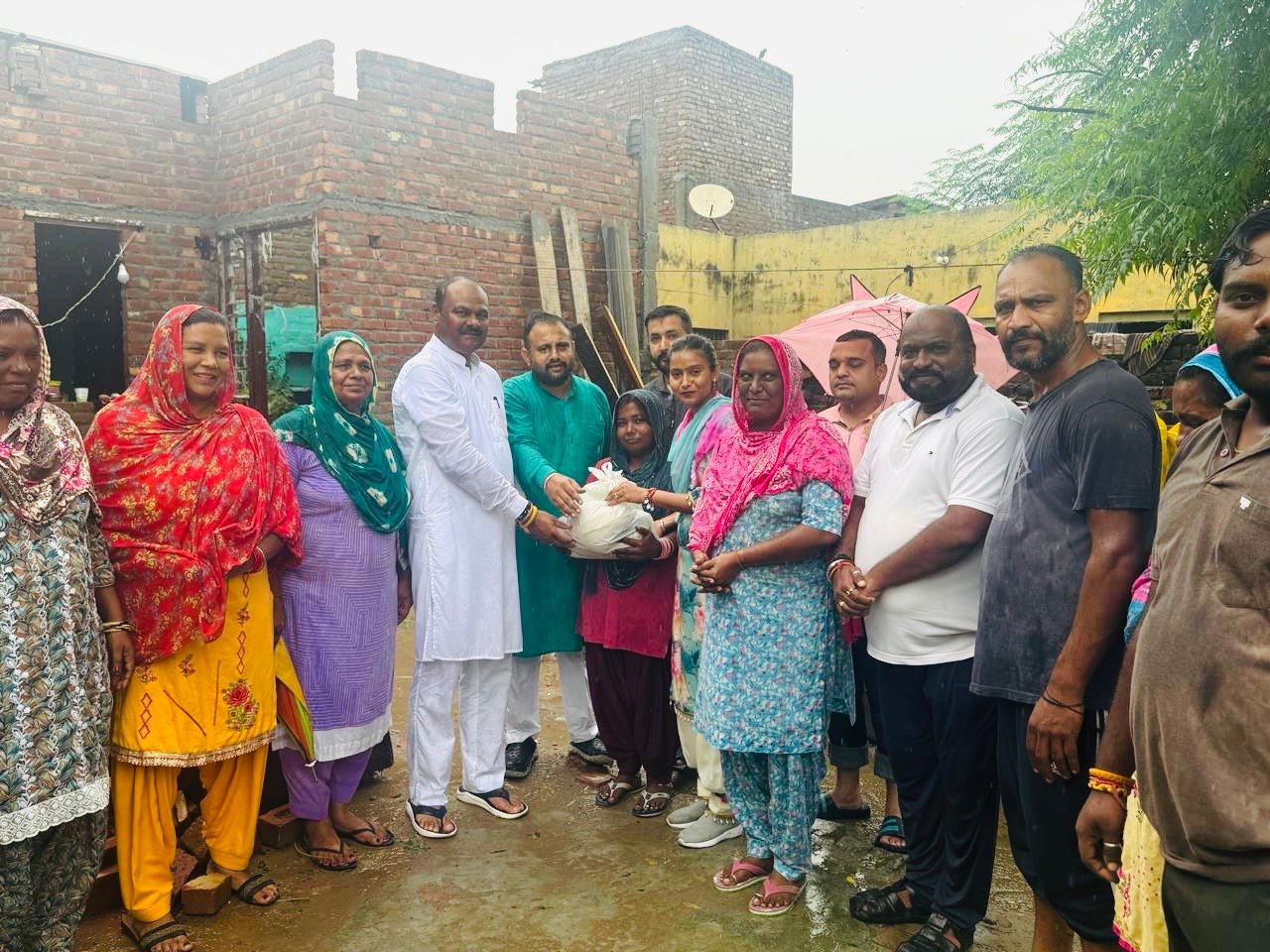 *कैंट विधानसभा के गावों मे बारी बरसात से बेरोजगार मजदूर जरूरतमदो तक राशन सामग्री लेकर पहुंचे भाजपा नेता अशोक सरीन हिक्की व प्रधान सागर जॉर्ज सागर*