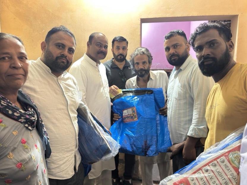 भाजपा नेताओं ने जालंधर कैंट विधानसभा के गांवों में बरसाती पानी से परेशान कच्चे मकान वालो को तिरपाले बांटी ।