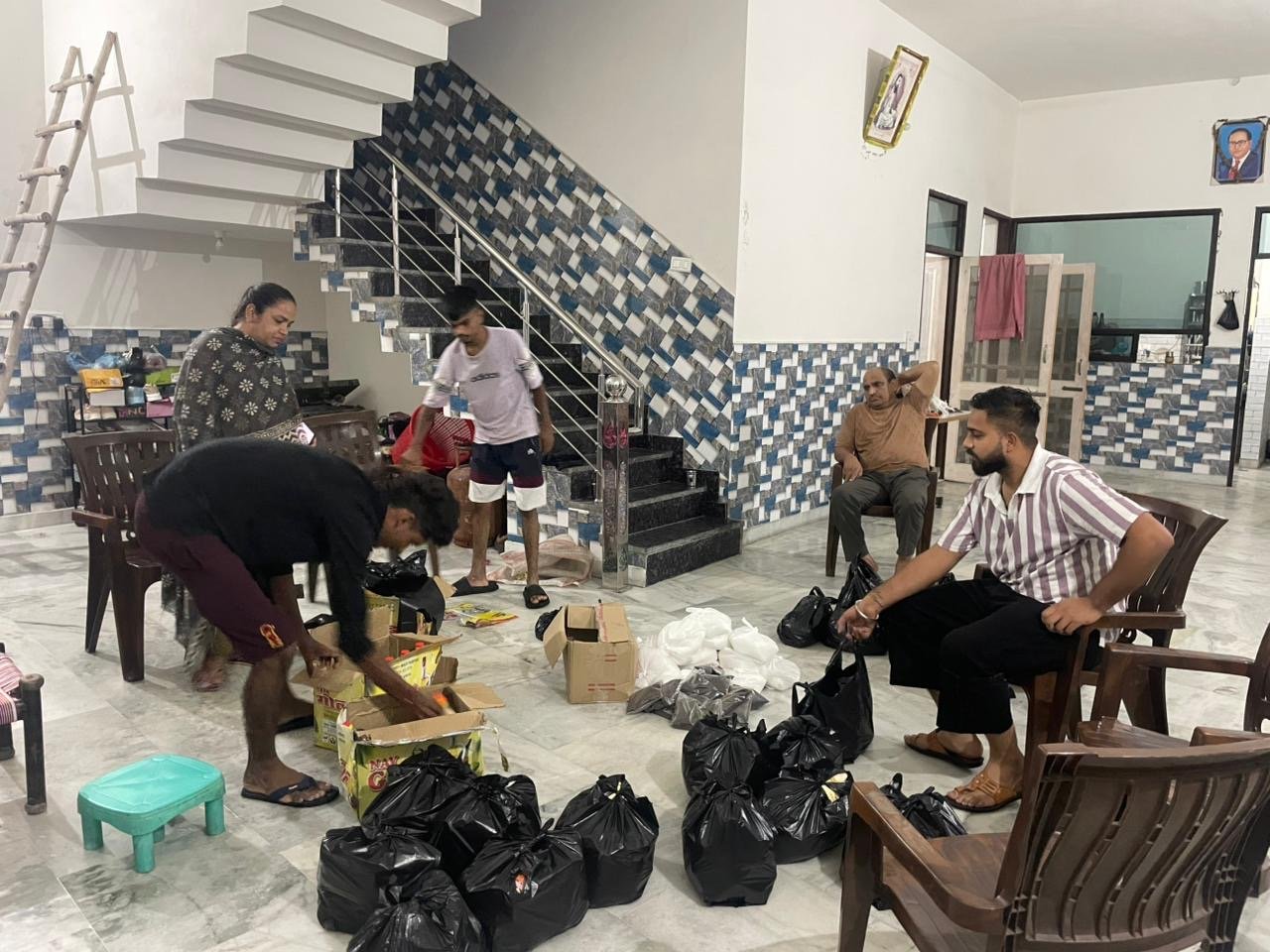 ਨੀਲਮ ਸੋਢੀ ਨੇ ਜਰੂਰਤਮੰਦ ਪਰਿਵਾਰਾਂ ਨੂੰ ਬਰਸਾਤਾਂ ਨੂੰ ਵੇਖਦੇ ਹੋਏ ਜੋ ਰਾਹਤ ਸਮੱਗਰੀ ਅਤੇ ਸਬਜ਼ੀਆਂ ਘਰ ਘਰ ਪਹੁੰਚਾਈਆਂ |