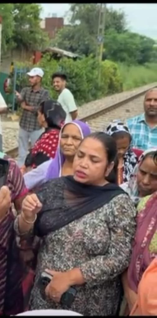 ਰੇਲਵੇ ਵਿਭਾਗ ਵੱਲੋਂ  ਸੋਡਲ ਮੇਲੇ ਤੋ ਪਹਿਲਾਂ ਹੀ ਰੇਲਵੇ ਫਾਟਕ ਬੰਦ  ਕਰਨ ਦੇ ਵਿਰੋਧ ਵਿੱਚ ਰਾਮ ਨਗਰ ਵਾਸੀਆਂ ਵੱਲੋਂ ਰੇਲਵੇ ਫਾਟਕ ਉੱਤੇ ਧਰਨਾ ਲਗਾਇਆ ਗਿਆ  