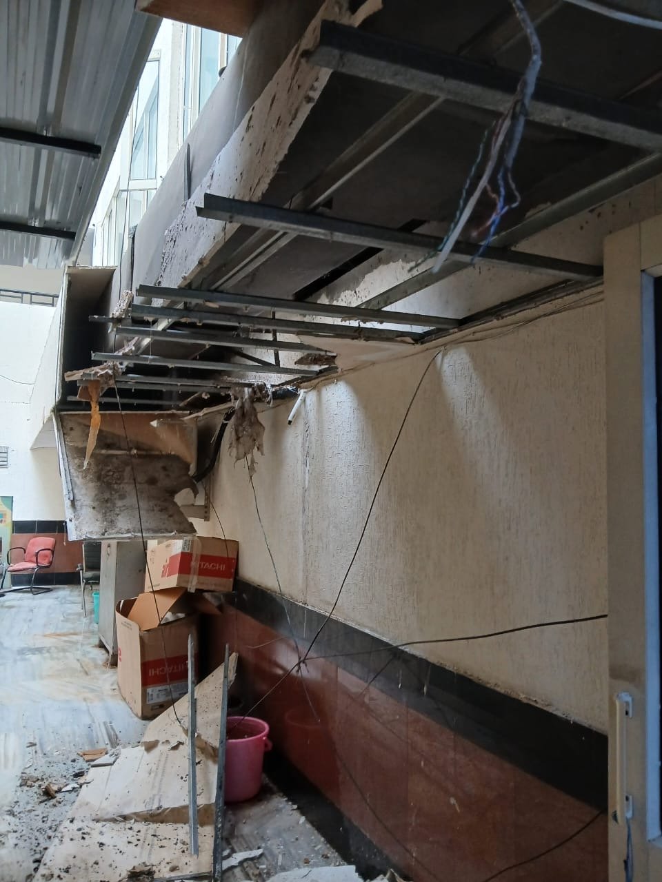 ਮੇਅਰ ਦੇ ਮੀਟਿੰਗ ਹਾਲ ਦੀ ਸੀਲਿੰਗ ਡਿੱਗੀ, ਡਿਊਟੀ ਸਮੇ ਤੇ ਸੀਲਿੰਗ ਡਿੱਗਣ ਕਾਰਨ ਕੋਈ ਨੁਕਸਾਨ ਨਹੀਂ ਹੋਇਆ ।