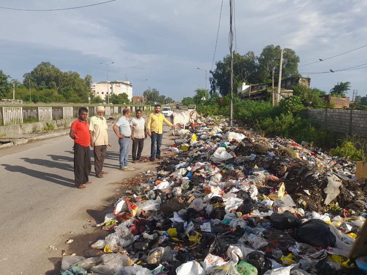 ਯੂਥ ਕਾਂਗਰਸੀ ਨੇਤਾ ਅਨਮੋਲ ਕਾਲੀਆ ਨੇ ਜਿੰਦਾ ਫਾਟਾ ਦੇ ਲਾਗੇ ਦੇ ਫੁੱਟਪਾਥ ਦੇ ਕੂੜਾ ਨਾ ਚੁੱਕਣ ਕਰਕੇ ਨਗਰ ਨਿਗਮ ਦੀ ਨਿੰਦਾ ਕੀਤੀ ।