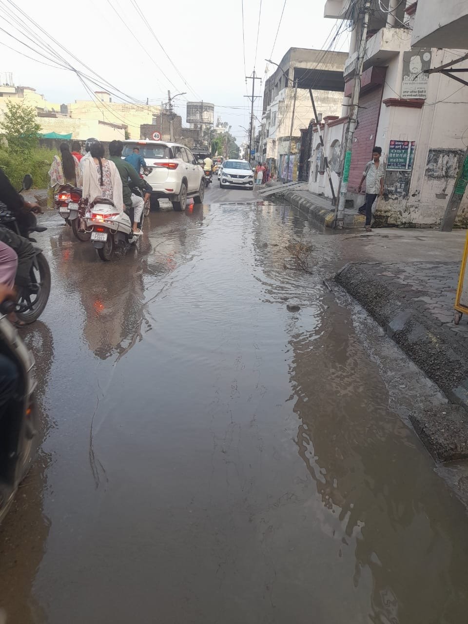 ਪਿਛਲੇ 15 ਦਿਨਾਂ ਤੋਂ ਆਰਿਆ ਨਗਰ ਗੜੀ ਨੰਬਰ ਦੋ ਪਿਛਲੇ 15 ਦਿਨਾਂ ਤੋਂ ਸੀਵਰੇਜ ਜਾਮ ਹੈ ਦੋ ਟਾਈਮ ਜਦੋਂ ਪਾਣੀ ਸਪਲਾਈ ਹੁੰਦੀ ਹੈ ਤਾਂ ਪੀਣ ਵਾਲੇ ਪਾਣੀ ਵਿੱਚ ਸੀਵਰ ਮਿਕਸ ਹੋ ਕੇ ਆਉਂਦਾ ਹੈ 