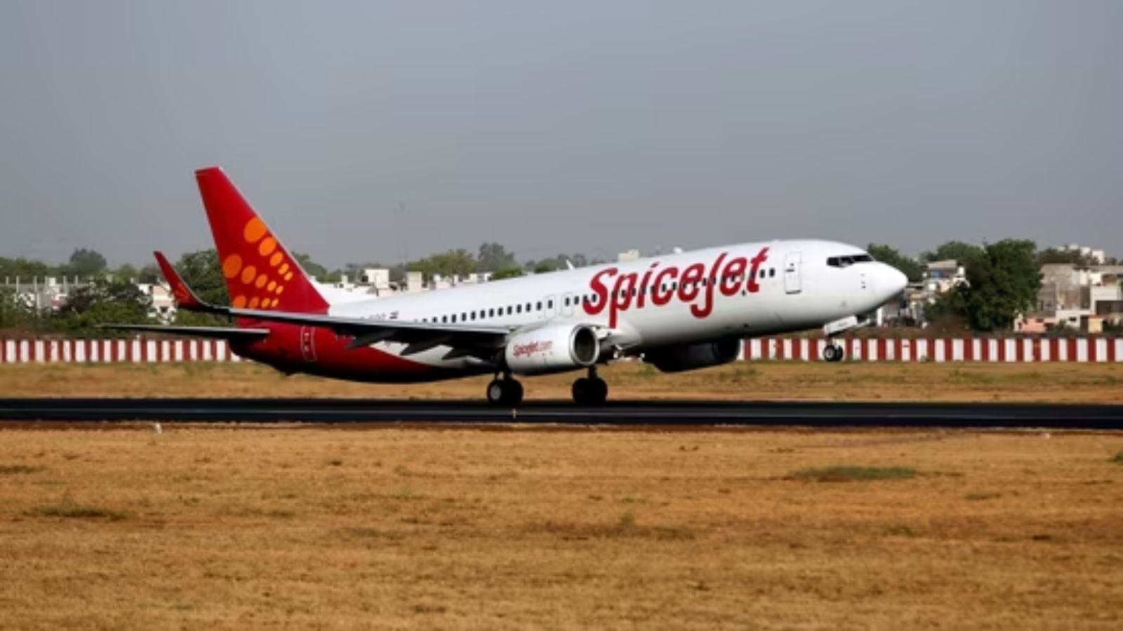 टेकऑफ के दौरान Spicejet प्लेन का गिरा टायर, पैसेंजर्स की सांसें अटकीं