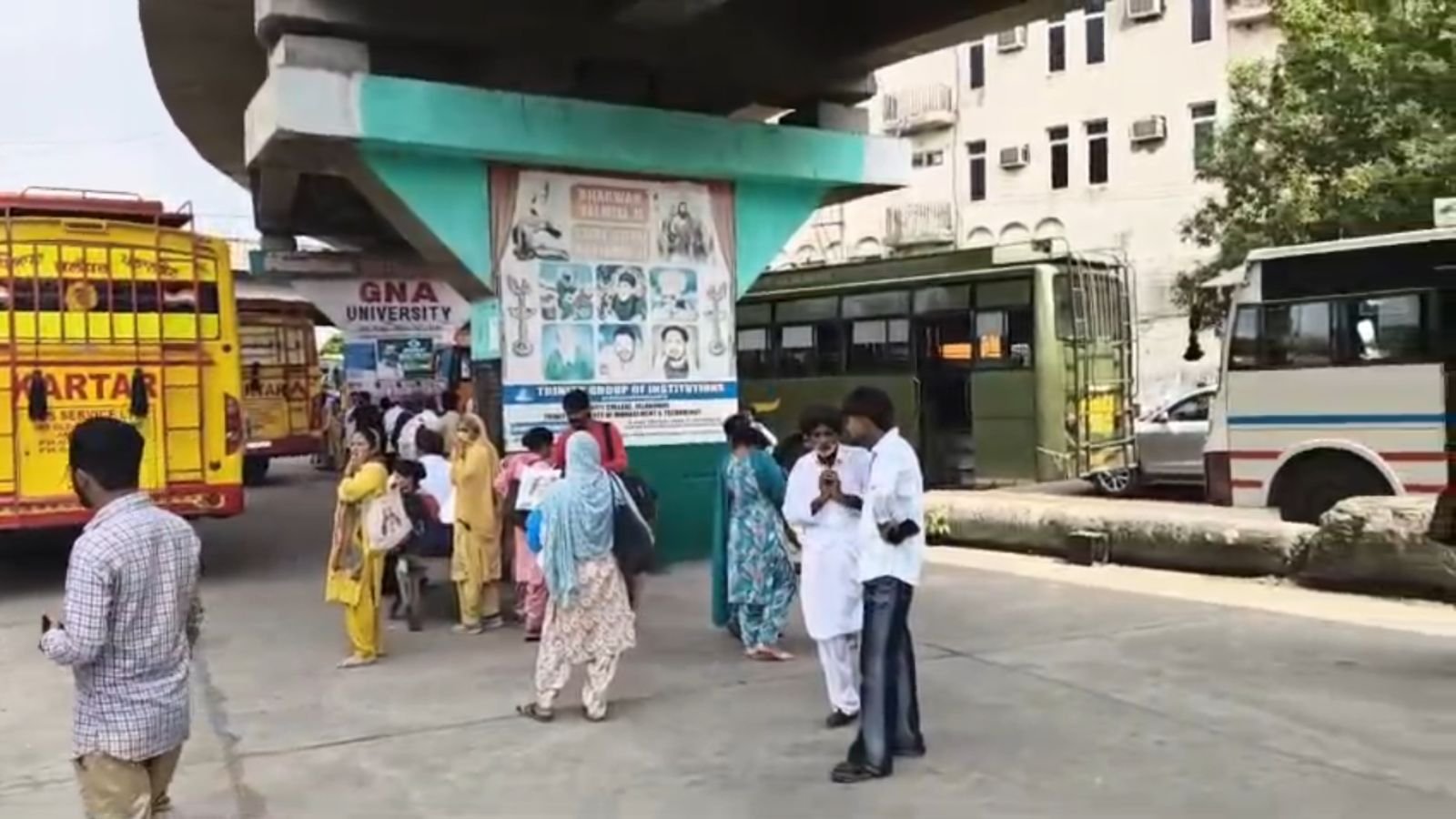 Jalandhar में पनबस कर्मियों बस स्टैंड किया बंद, आने-जाने वाले लोगों की बढ़ी मुश्किलें 