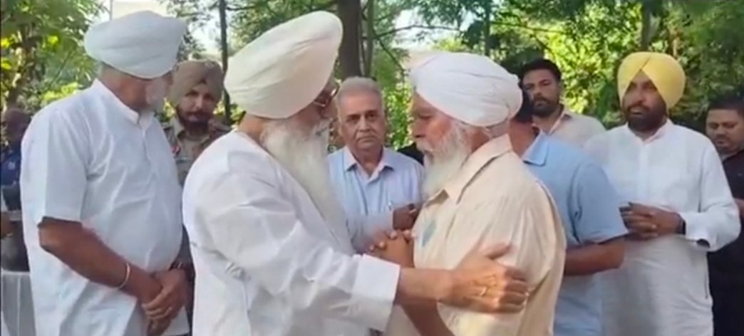 पूर्व सांसद केपी के घर पर पहुंचे डेरा ब्यास के प्रमुख बाबा गुरिंदर सिंह ढिल्लों   नम आंखों से परिवार के साथ किया दु:ख सांझा