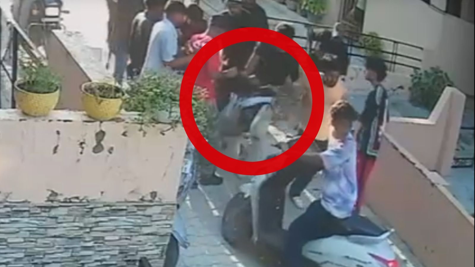  जालंधर के अर्बन स्टेट में सरेआम गुंडागर्दी, हथियारबंद नौजवानों ने की पिटाई, देखें CCTV