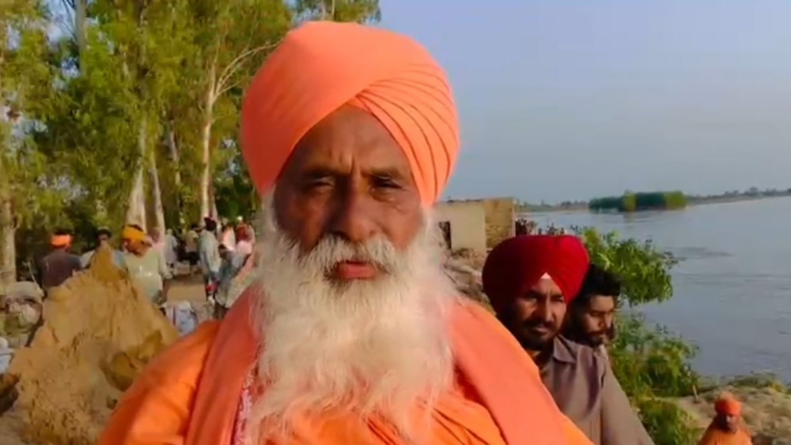 धुस्सी बांध टूटने पर जालंधर पर बाढ़ का खतरा, सीचेवाल फौज के साथ बचाव कार्य में जुटे