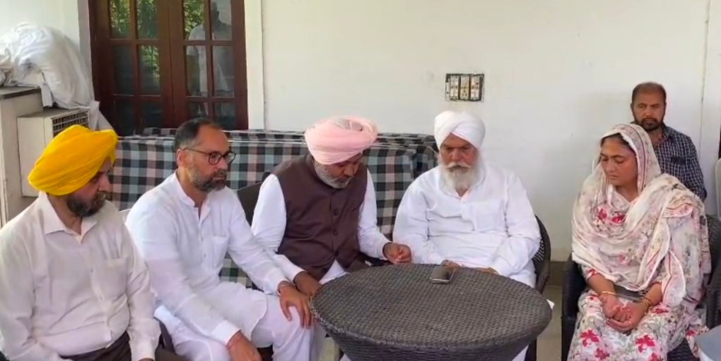 पूर्व सांसद केपी के घर पर पहुंचे आम आदमी पार्टी पंजाब के कैबिनेट मंत्री हरपाल चीमा   नम आंखों से परिवार के साथ किया दु:ख सांझा  पढ़ें पूरी खबर 