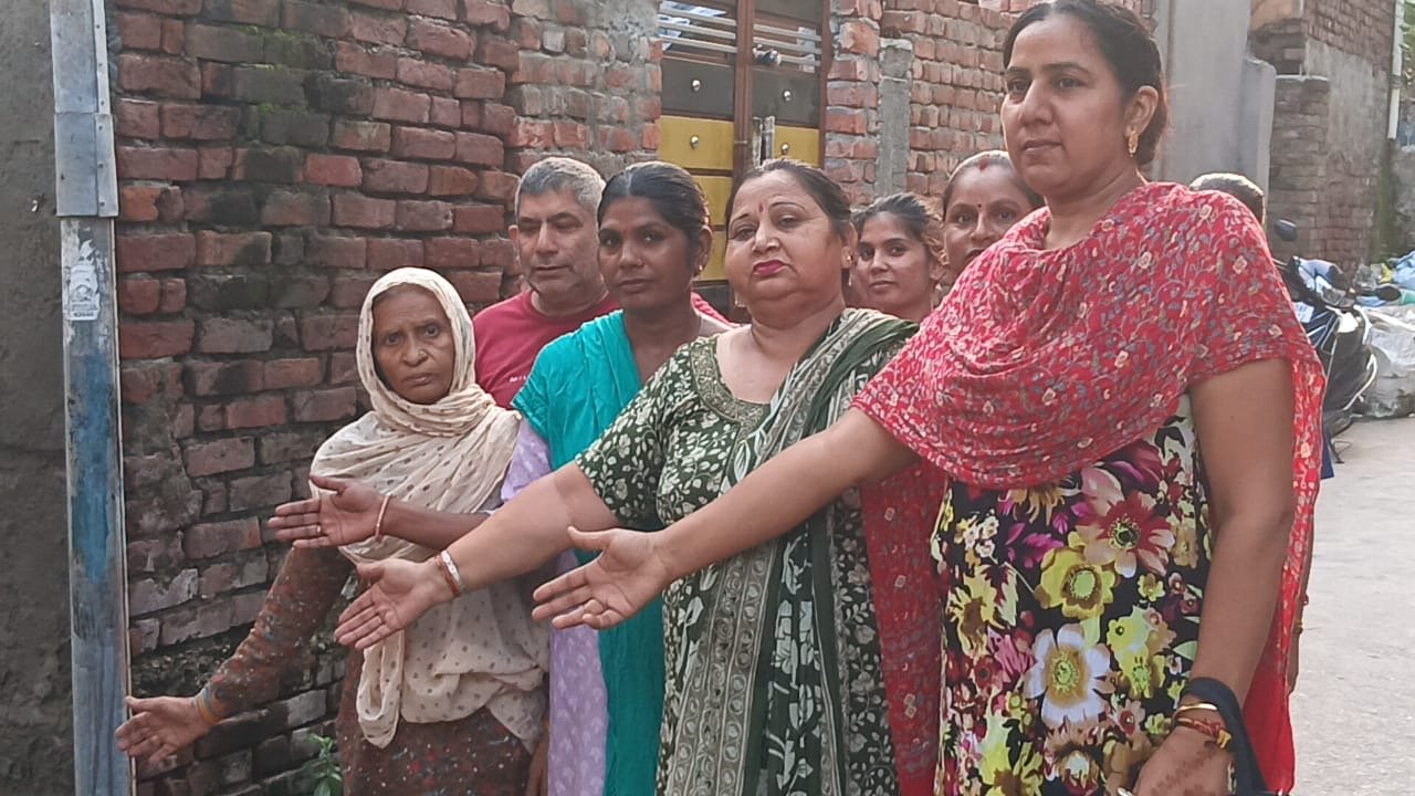 ਨਗਰ ਪਿਛਲੇ ਇੱਕ ਮਹੀਨੇ ਤੋਂ ਸੀਵਰੇਜ ਜਾਮ, ਵਾਰਡ ਕੌਂਸਲਰ ਨੂੰ ਵੀ ਕਿਹਾ ਗਿਆ ਪਰ ਕੋਈ ਨਹੀਂ ਹੋਈ ਸੁਣਵਾਈ : ਰਣਜੀਤ ਰਾਣੋ 