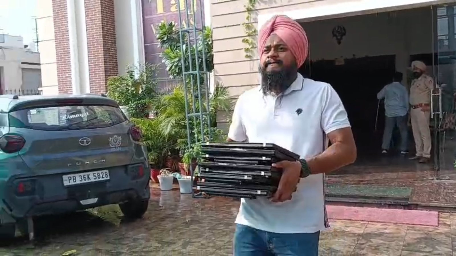  फगवाड़ा के Taj Villa Hotel होटल में चल रहा था यह गोरख धंधा, पुलिस ने रेड कर 39 लोगों को किया अरेस्ट