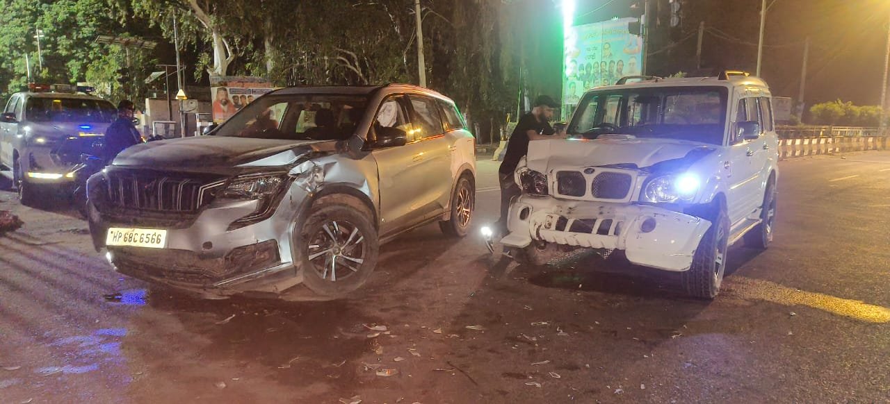 दो कारों की टक्कर के दौरान बड़ा हादसा टला, गाड़ियों के उड़े परखच्चे   मौके पर पहुंची जांच में जुटी पुलिस  पढ़ें पूरी खबर 