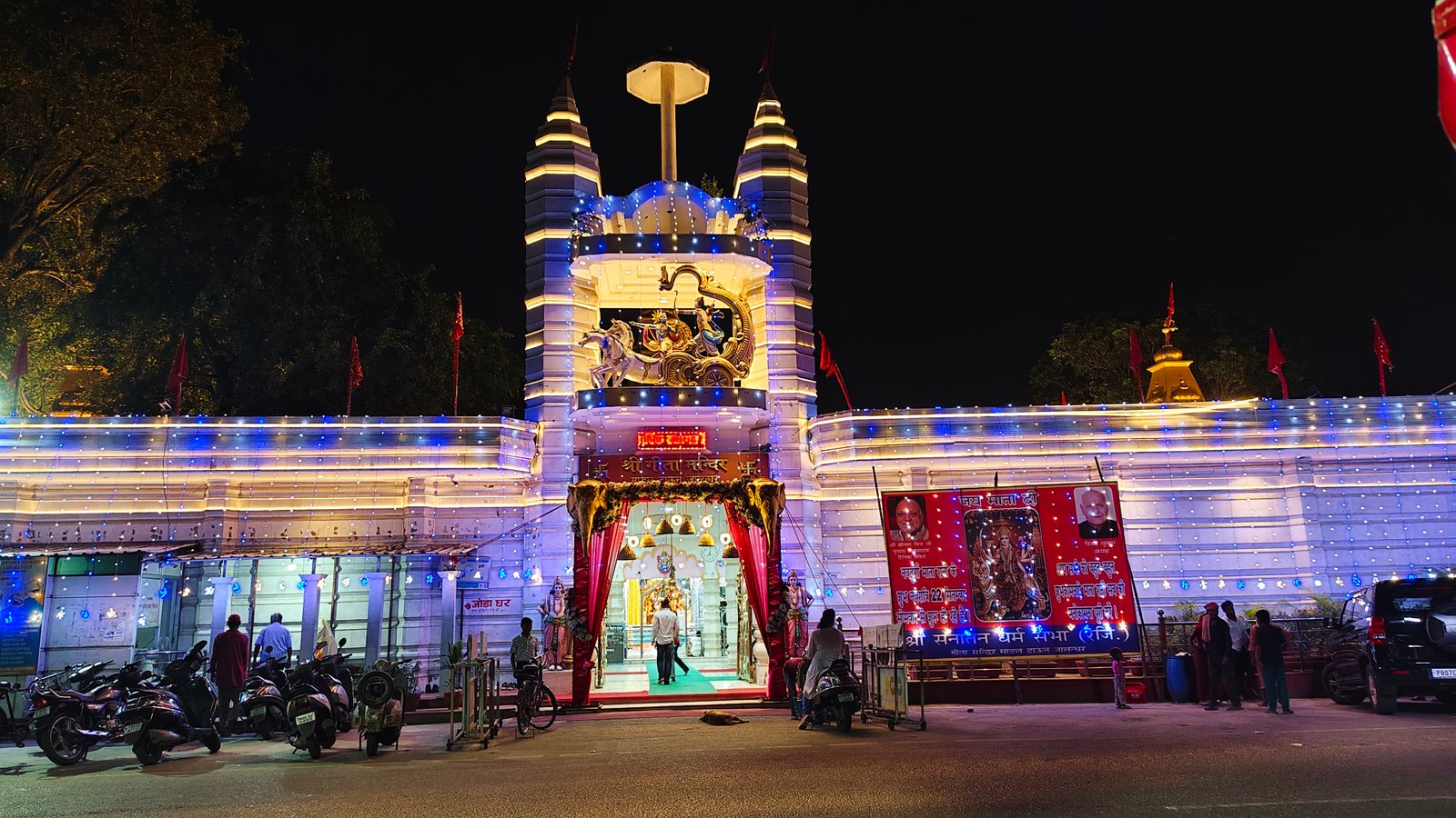 शारदीय नवरात्र को लेकर सजे मंदिर, बाजार गुलजार  जयपुर-वृंदावन से आया श्रृंगार का सामान, जोधपुर से मंगवाई मां दुर्गा की प्रतिमाएं, पूजा सामग्री की दुकानों पर दिनभर रही रौनक  पढ़ें पूरी खबर