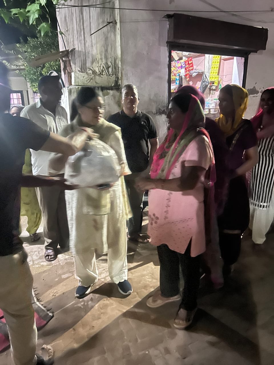 ऊषा रानी ने राहत सामग्री को वार्ड नंबर 39 के लोगों को पिछले दिनों बारिश के कारण बहुत ही नुकसान हुआ है उन घरों  में ज़रूरी सामग्री पहुंचाई ।