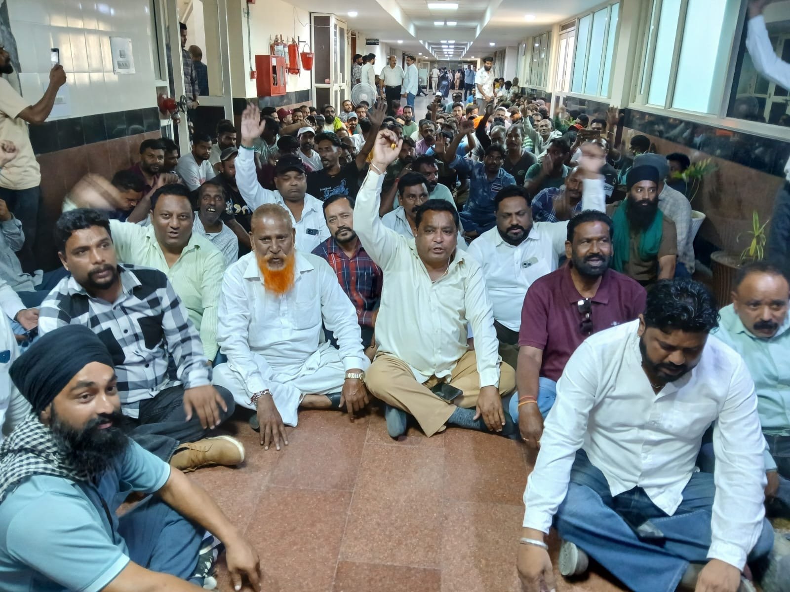 निगम की संयुक्त यूनियनों ने लगाया धरना कमिश्नर से कहा अगर 2 दिन में मांगें न मानी गई तो होगी हड़ताल:::सन्नी सहोता